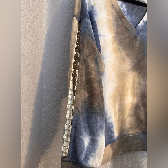 Ariella Long Sleeve shirt with ring like grommet sleeves - Picture 3 of 5